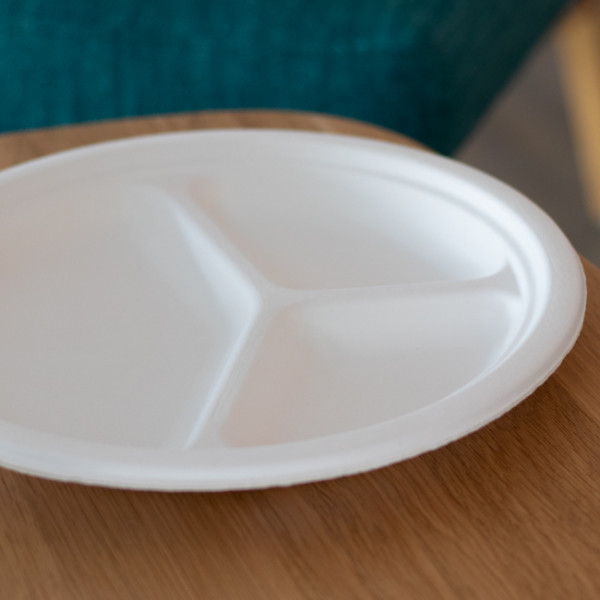 Cuillère bois 11 cm + Couverts bois vs Assiette palmier 24x24cm jetable.