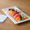 Assiette rectangulaire pour service de sushi dans un restaurant