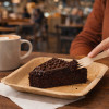 Assiette en palmier dégustation gateau au chocolat dans un café