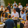 Soirée traiteur repas dans assiette en palmier