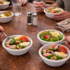 Repas entre ami avec salade dans des bols en fibres