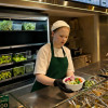 Salad bar, préparation salade dans un bol en fibre