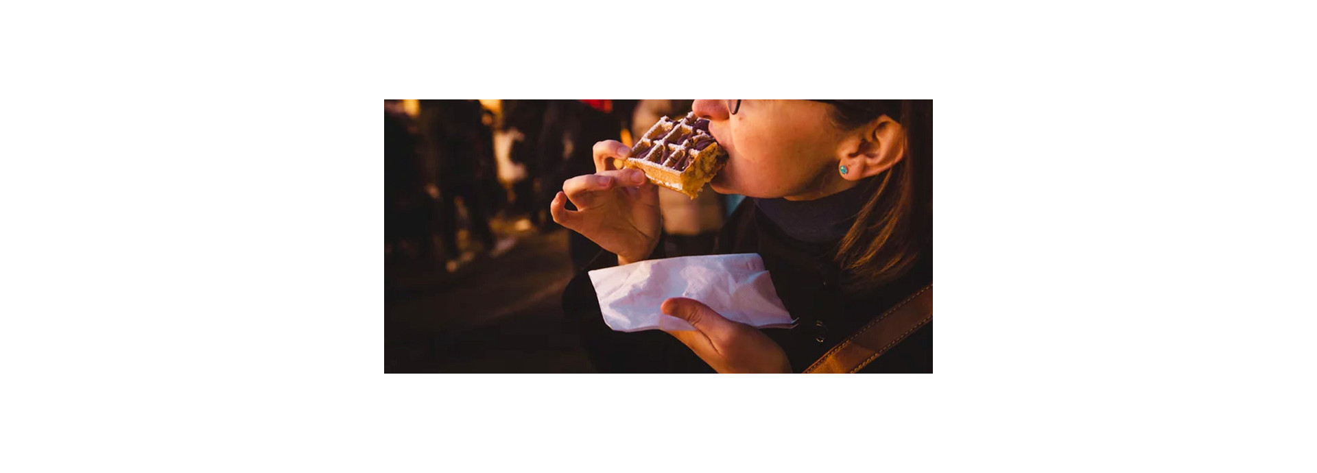 manger une gaufre au nutella avec une serviette blanche thouy