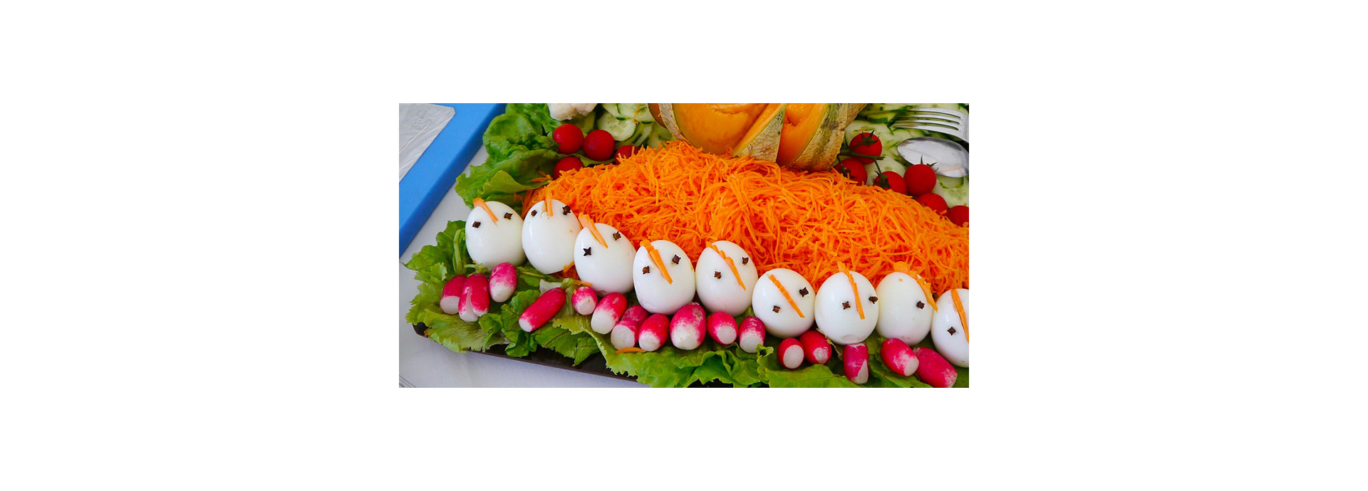 carottes rapées, oeufs, radis servies pour un buffet associatif