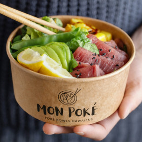 Personne mange poke bowl avec une boîte à salade ronde personnalisée