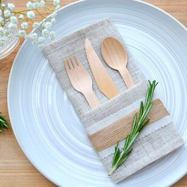 Mise en place couvert en bois dans une serviette en pochette en serviette