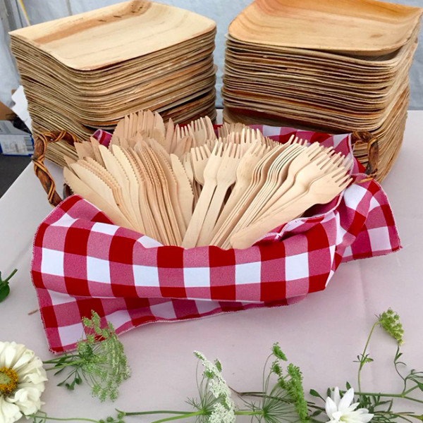 Fourchette en bois dans bol avec nappe à carreaux pour service repas en extérieur