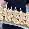 Dégustation de barquette avec petites cuillères en bois