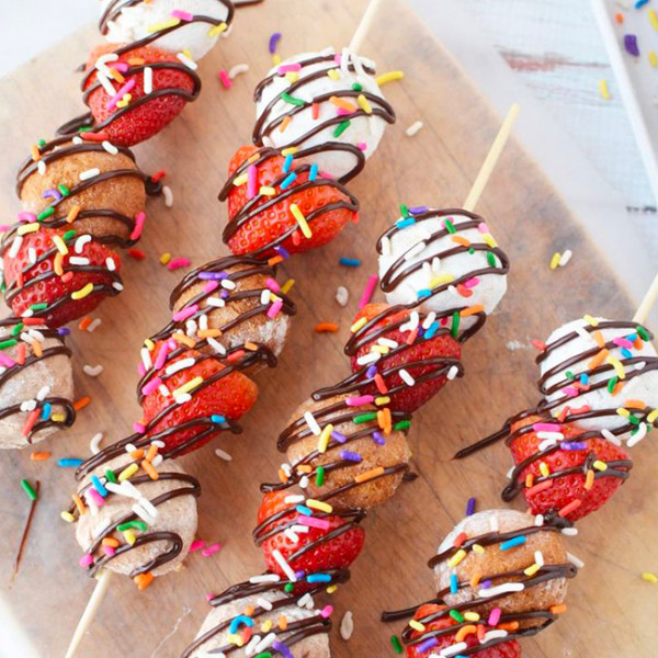 pique en bois pour brochette de dessert