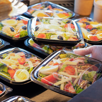 Boîte à salade carrée noire et couvercle en PET Crudipack 750 mL