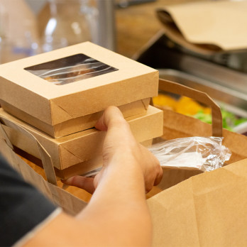 Boîte à salade carrée en carton kraft et couvercle à fenêtre 14 cm