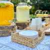 Repas en extérieur avec limonade et gobelet en carton
