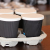 Couvercle et gobelets en carton pour boissons.