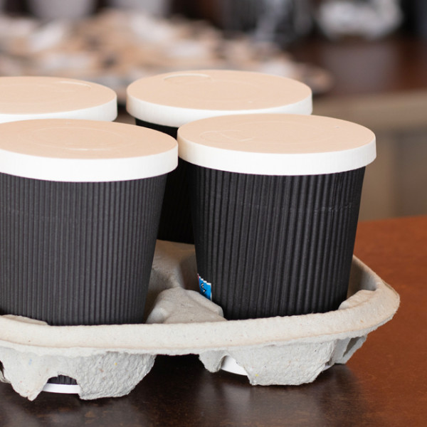 Couvercle et gobelets en carton pour boissons.