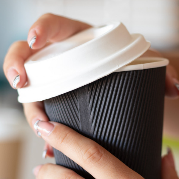 couvercle dôme bec buveur fibres végétales gobelets carton carafe plastique réutilisable