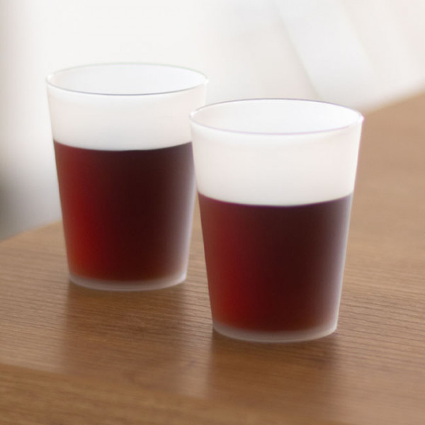 Vaisselle réutilisable pour boissons flûtes, gobelets, verres et carafe.