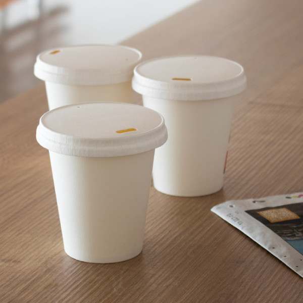 Gobelets en carton blanc avec couvercles en carton à bec buveur