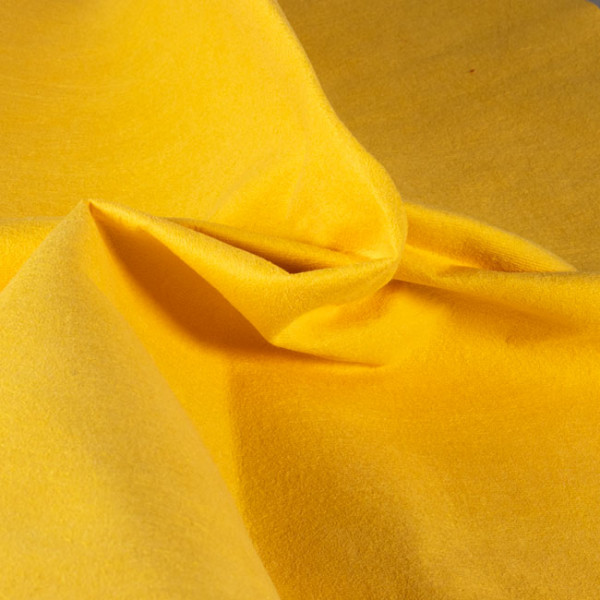 Lavettes et éponges en microfibre bleu ou rouge.