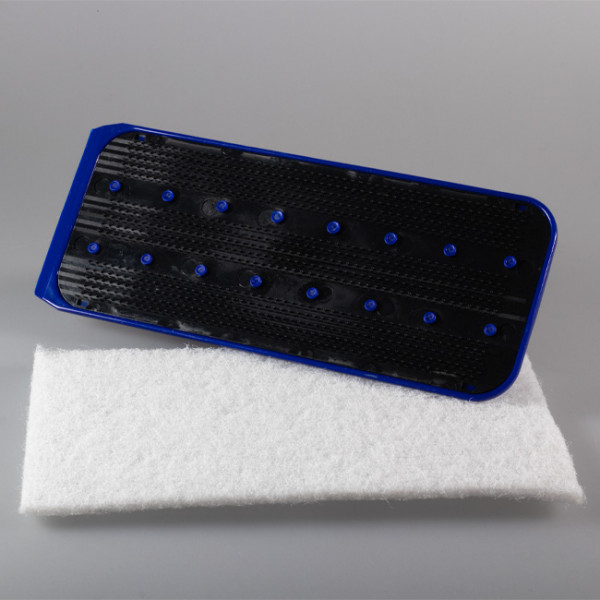 Tampon abrasif blanc pour nettoyage en profondeur et équipement de lavage abrasif noir.