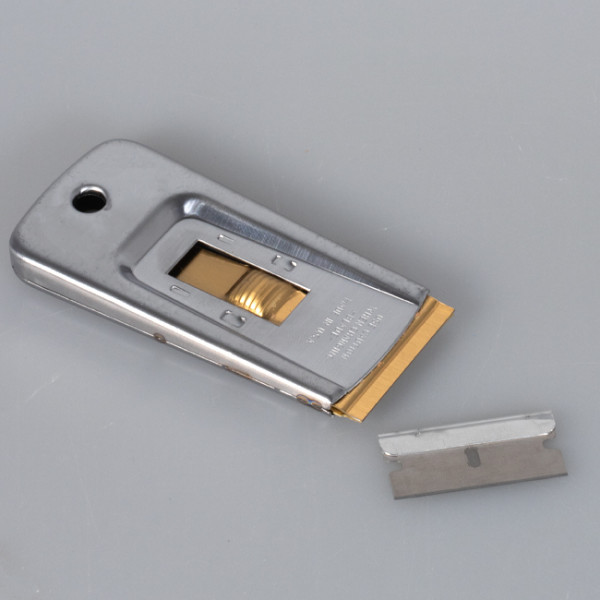 Accessoires pour nettoyer vitres, poche et chariot.