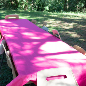Nappe en papier damassé fuchsia en rouleau 1,18 x 25 m