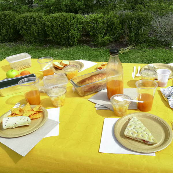 Rouleau de nappe en papier jaune pour les repas