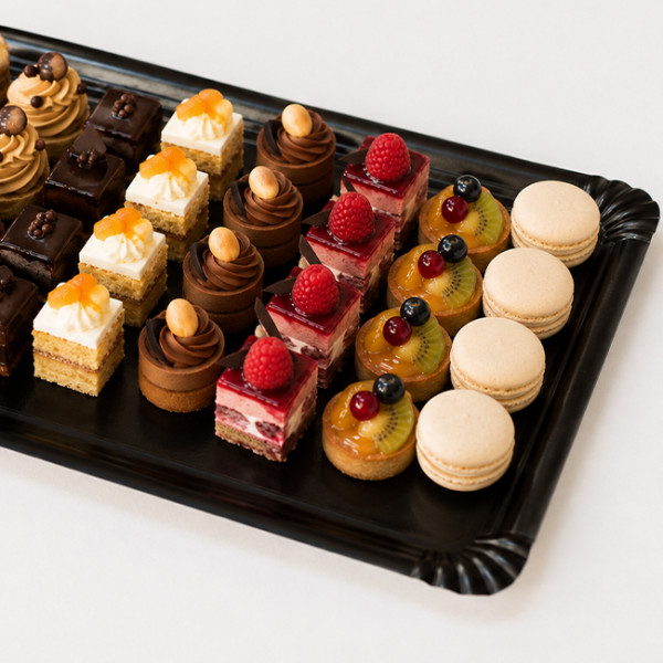 Plateau noir en carton jetable pour desserts et mignardises