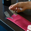 Serviette pochette rouge bordeaux pour table de restaurant
