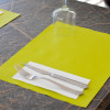 Serviette blanche tissu-soft 20x20 et aspect tissu VS Serviette papier noire molletonnée 30x40 pliée en 6 avec molleton double.